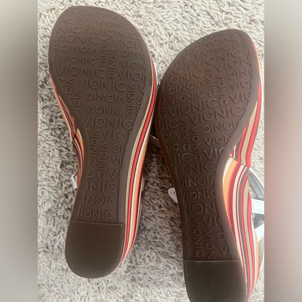 NWT Vionic sandals size 9 TTS. Multicolor.